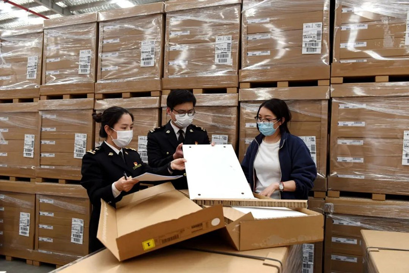 /泰州海关关员对出口家具进行现场查验