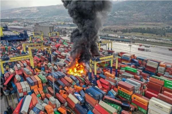 土耳其突发7.8级地震，港口运营中断，堆场集装箱倒塌起火！