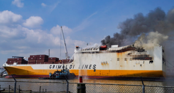 出口汽车货轮起火，纽约、新泽西港口受到影响！